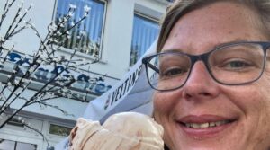Eis essen mit Stoma