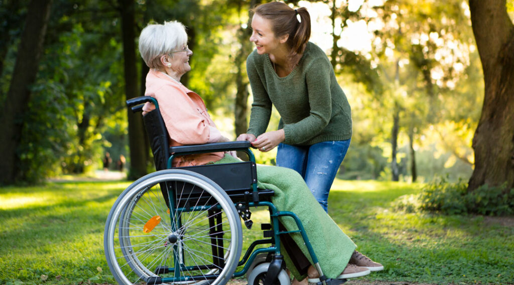 Mobilitaet & Reha Seniorin im Rollstuhl