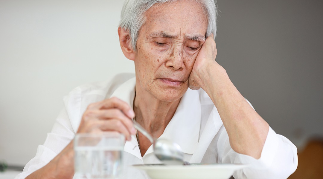 Frau isst Suppe, Trinknahrung, Dysphagie