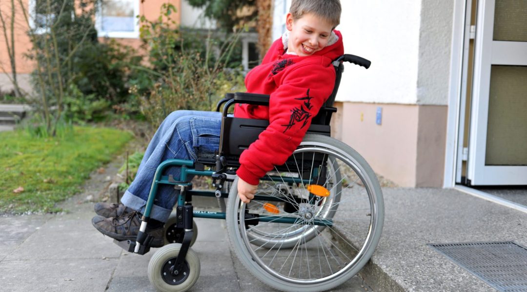 Junge im Rollstuhl Pädiatrie, Besondere Bedürfnisse
